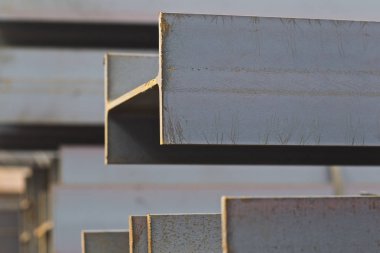 Metal profil kiriş metal ürünlerin depodaki paketlerinde