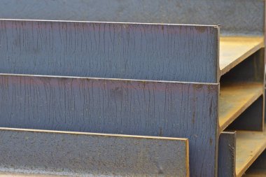 Metal profil kiriş metal ürünlerin depodaki paketlerinde