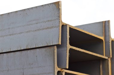 Metal profil kiriş metal ürünlerin depodaki paketlerinde