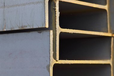 Metal profil kiriş metal ürünlerin depodaki paketlerinde