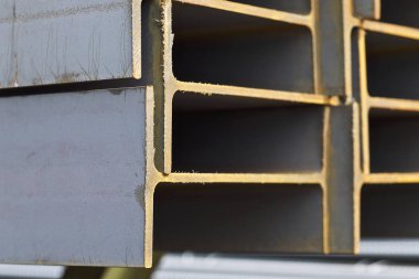 Metal profil kiriş metal ürünlerin depodaki paketlerinde
