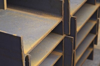 Metal profil kiriş metal ürünlerin depodaki paketlerinde
