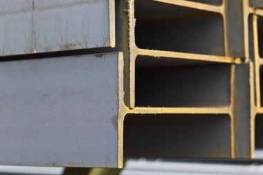 Metal profil kiriş metal ürünlerin depodaki paketlerinde