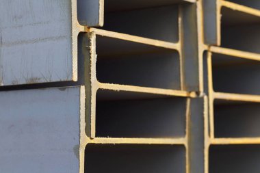 Metal profil kiriş metal ürünlerin depodaki paketlerinde