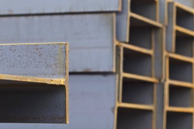 Metal profil kiriş metal ürünlerin depodaki paketlerinde