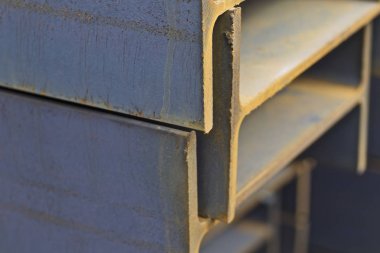 Metal profil kiriş metal ürünlerin depodaki paketlerinde