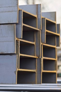 Metal profil kiriş metal ürünlerin depodaki paketlerinde