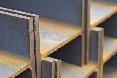 Metal profil kiriş metal ürünlerin depodaki paketlerinde