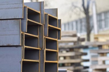 Metal profil kiriş metal ürünlerin depodaki paketlerinde
