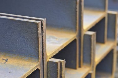 Metal profil kiriş metal ürünlerin depodaki paketlerinde