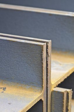 Metal profil kiriş metal ürünlerin depodaki paketlerinde