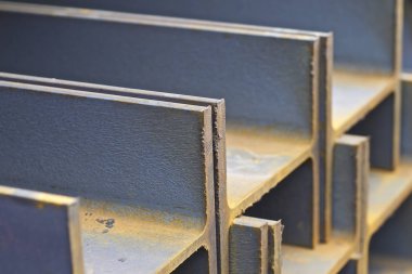 Metal profil kiriş metal ürünlerin depodaki paketlerinde