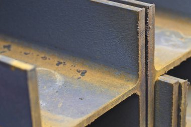 Metal profil kiriş metal ürünlerin depodaki paketlerinde