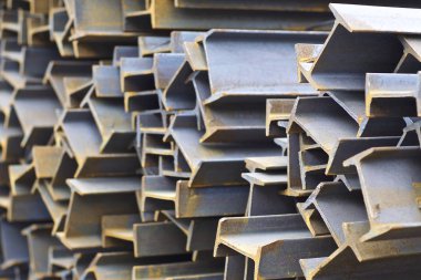 Metal profil kiriş metal ürünlerin depodaki paketlerinde