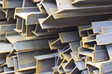 Metal profil kiriş metal ürünlerin depodaki paketlerinde