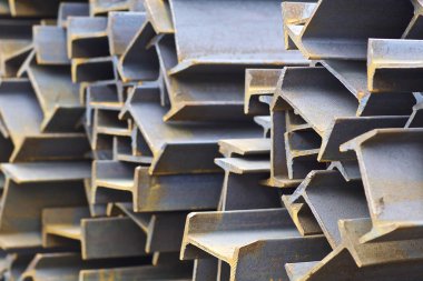 Metal profil kiriş metal ürünlerin depodaki paketlerinde