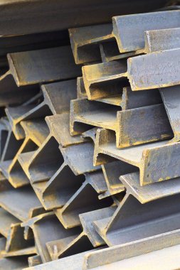 Metal profil kiriş metal ürünlerin depodaki paketlerinde