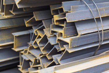 Metal profil kiriş metal ürünlerin depodaki paketlerinde