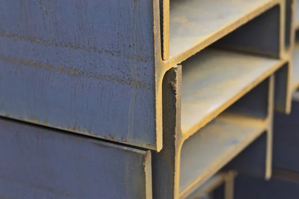 Metal profil kiriş metal ürünlerin depodaki paketlerinde — Stok fotoğraf
