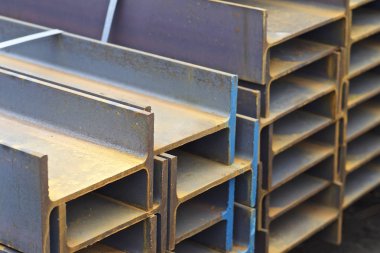 Metal profil kiriş metal ürünlerin depodaki paketlerinde