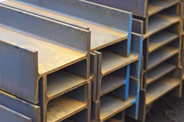 Metal profil kiriş metal ürünlerin depodaki paketlerinde