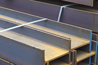 Metal profil kiriş metal ürünlerin depodaki paketlerinde