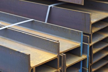 Metal profil kiriş metal ürünlerin depodaki paketlerinde