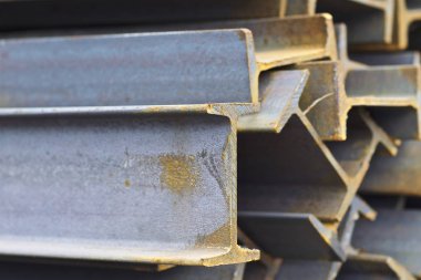 Metal profil kiriş metal ürünlerin depodaki paketlerinde