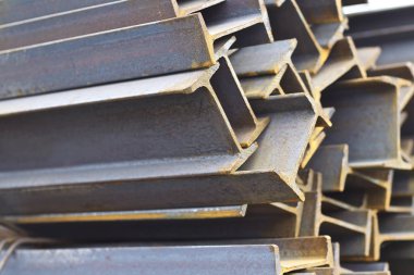 Metal profil kiriş metal ürünlerin depodaki paketlerinde