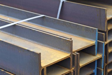 Metal profil kiriş metal ürünlerin depodaki paketlerinde