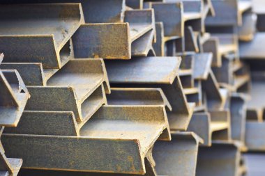 Metal profil kiriş metal ürünlerin depodaki paketlerinde