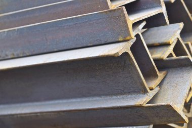 Metal profil kiriş metal ürünlerin depodaki paketlerinde