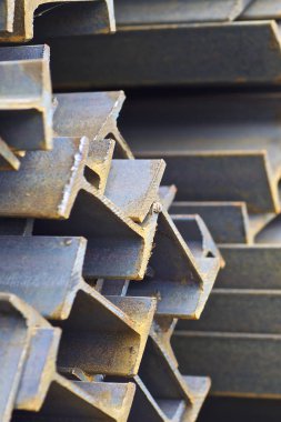 Metal profil kiriş metal ürünlerin depodaki paketlerinde