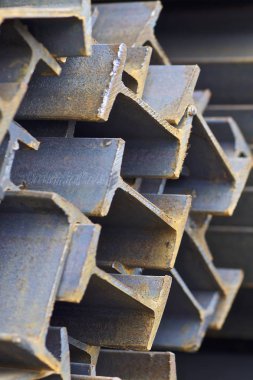 Metal profil kiriş metal ürünlerin depodaki paketlerinde