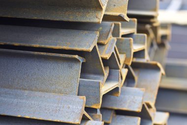 Metal profil kiriş metal ürünlerin depodaki paketlerinde