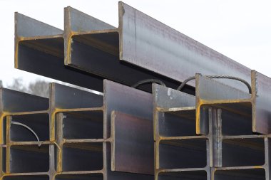 Metal profil kiriş metal ürünlerin depodaki paketlerinde