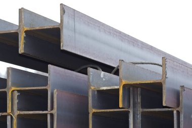 Metal profil kiriş metal ürünlerin depodaki paketlerinde