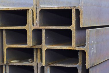 Metal profil kiriş metal ürünlerin depodaki paketlerinde