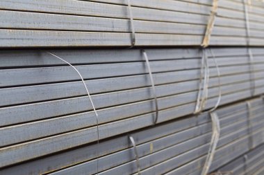 Metal profil kiriş metal ürünlerin depodaki paketlerinde