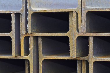 Metal profil kiriş metal ürünlerin depodaki paketlerinde