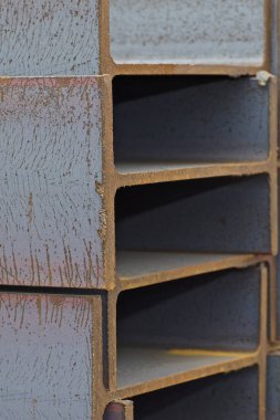 Metal profil kiriş metal ürünlerin depodaki paketlerinde