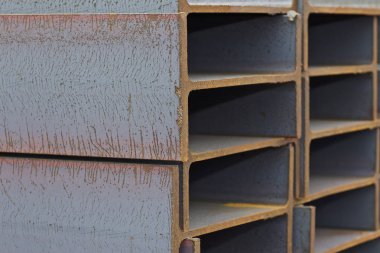 Metal profil kiriş metal ürünlerin depodaki paketlerinde