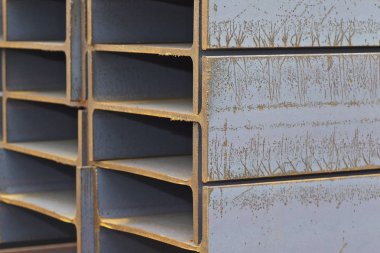Metal profil kiriş metal ürünlerin depodaki paketlerinde