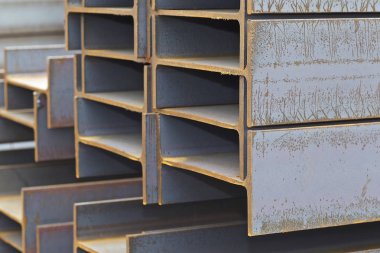 Metal profil kiriş metal ürünlerin depodaki paketlerinde