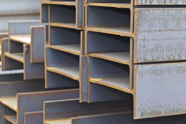 Metal profil kiriş metal ürünlerin depodaki paketlerinde