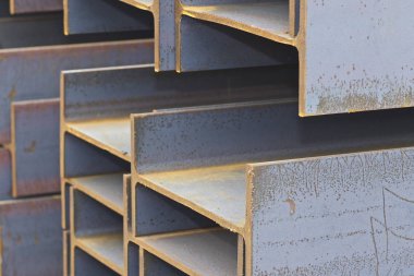 Metal profil kiriş metal ürünlerin depodaki paketlerinde