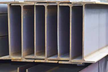 Metal profil kiriş metal ürünlerin depodaki paketlerinde