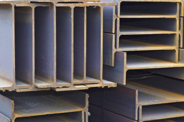 Metal profil kiriş metal ürünlerin depodaki paketlerinde