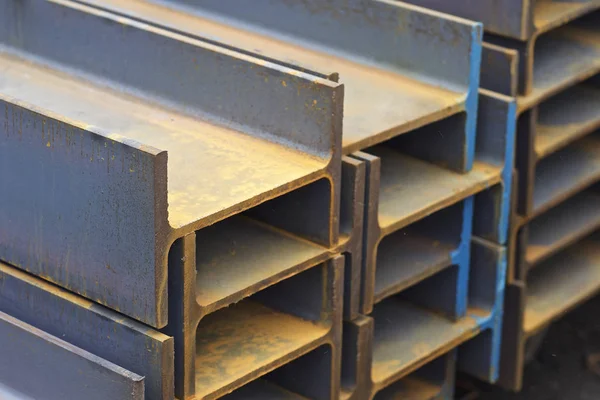 Viga de perfil de metal en paquetes en el almacén de productos metálicos — Foto de Stock