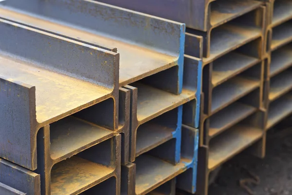 Viga de perfil de metal en paquetes en el almacén de productos metálicos — Foto de Stock
